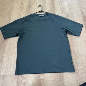 Uniqlo Men's Short Sleeve Crewneck Shirt in Deep Teal Green